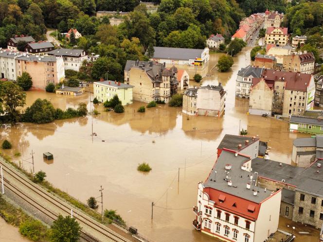 Powódź 2024 w Kłodzku. Miasto tonie, ogrom tragedii widać na zdjęciach z lotu ptaka