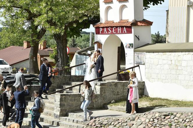 Posłowie Moskal i Kanthak na ślubnym kobiercu. Takie garnitury wybrali