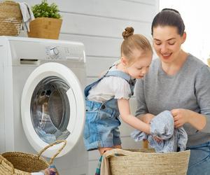 Ukochana biała bluzka nie jest już biała? Zafarbowane pranie zamocz w tym domowym wywarze