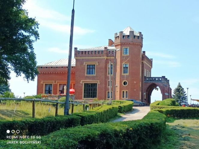 Ten pałac w woj. warmińsko-mazurskim wygląda jak z bajki. Powstał w XIX wieku