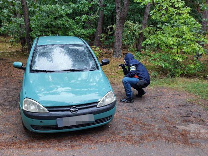 Policjant pracujący na miejscu porzuconego pojazdu