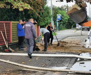 Więźniowie pomagają walczyć ze skutkami powodzi. „Dzięki nim będę mogła prowadzić lekcje”