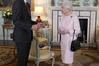 Od pół wieku nosi tę samą torebkę