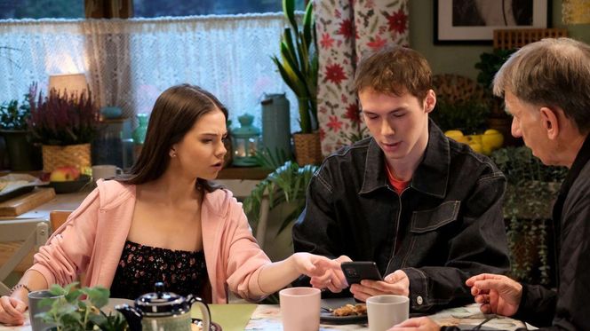 M jak miłość odc. 1851. Michał (Igor Pawłowski), Basia (Karina Woźniak), Robert Żak (Krzysztof Tyniec)