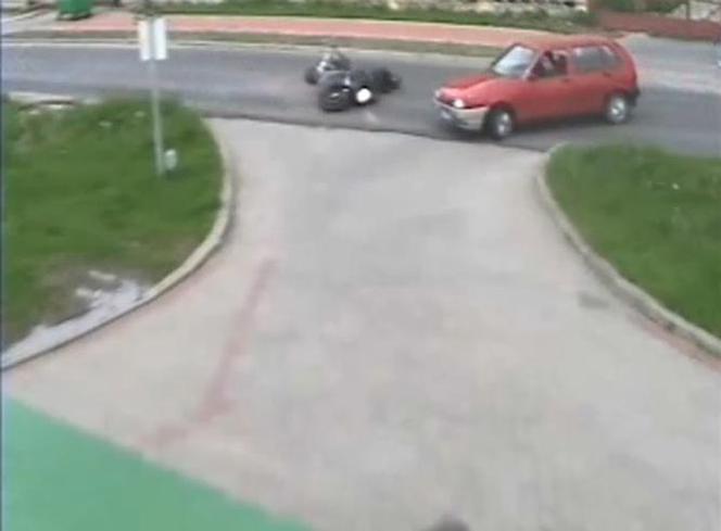 Wypadek w Prudniku - motocyklista uderza w fiata uno