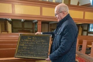 Zabytkowa tablica wróciła do kościoła w Łoźnicy