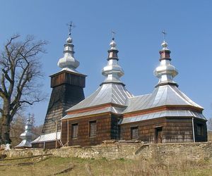 To dawna wieś biskupstwa krakowskiego. Łemkowską cerkiew przekształcono w niej na kościół 