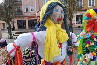 Przemarsz przedszkolaków z marzannami ulicami Grudziądza