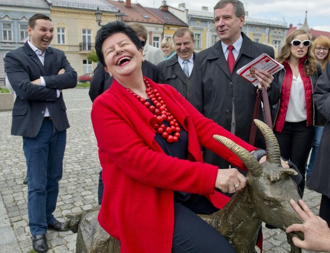  Joanna Senyszyn w czerwonych koralach  