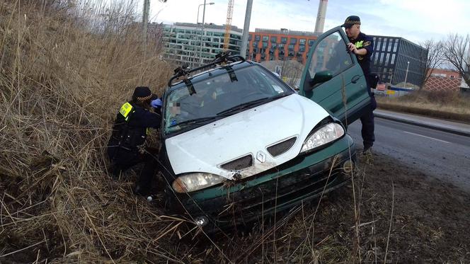 Kraków: Strażnicy miejscy znaleźli samochód leżący w rowie. W środku była zakrwawiona kobieta [ZDJĘCIA]