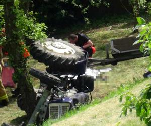 Zginął pod traktorem w centrum Warszawy. Pojazd spadł ze skarpy i przygniótł mężczyznę