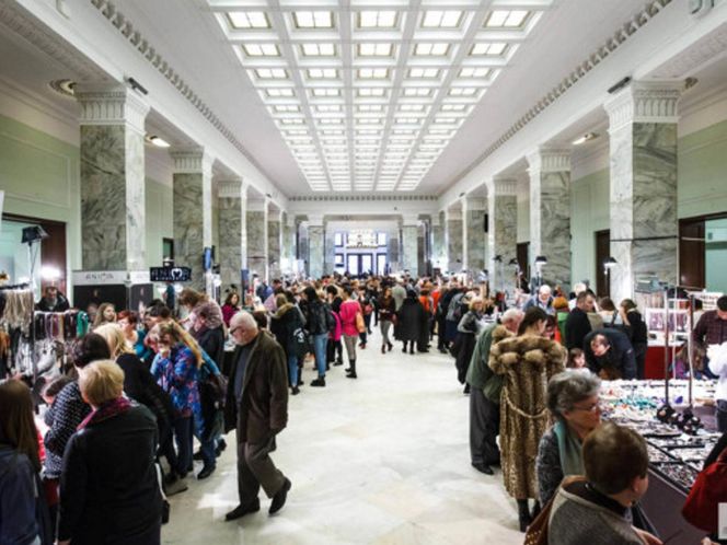 Mineral Expo w Pałacu Kultury ze szkieletem ichtiozaura