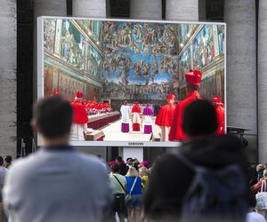 Z OSTATNIEJ CHWILI: Rozpoczęło się konklawe 2025 – kardynałowie złożyli przysięgę w Kaplicy Sykstyńskiej