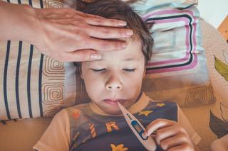 3 rzeczy, których lepiej nie robić, gdy dziecko ma gorączkę. Pogorszą jego stan