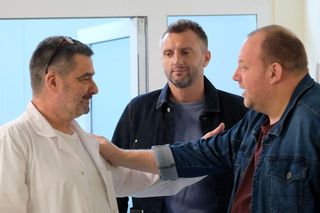 	M jak miłość odc. 1851. Tadeusz (Bartłomiej Nowosielski), Bartek (Arkadiusz Smoleński), lekarz Marek (Tomasz Traczyński)