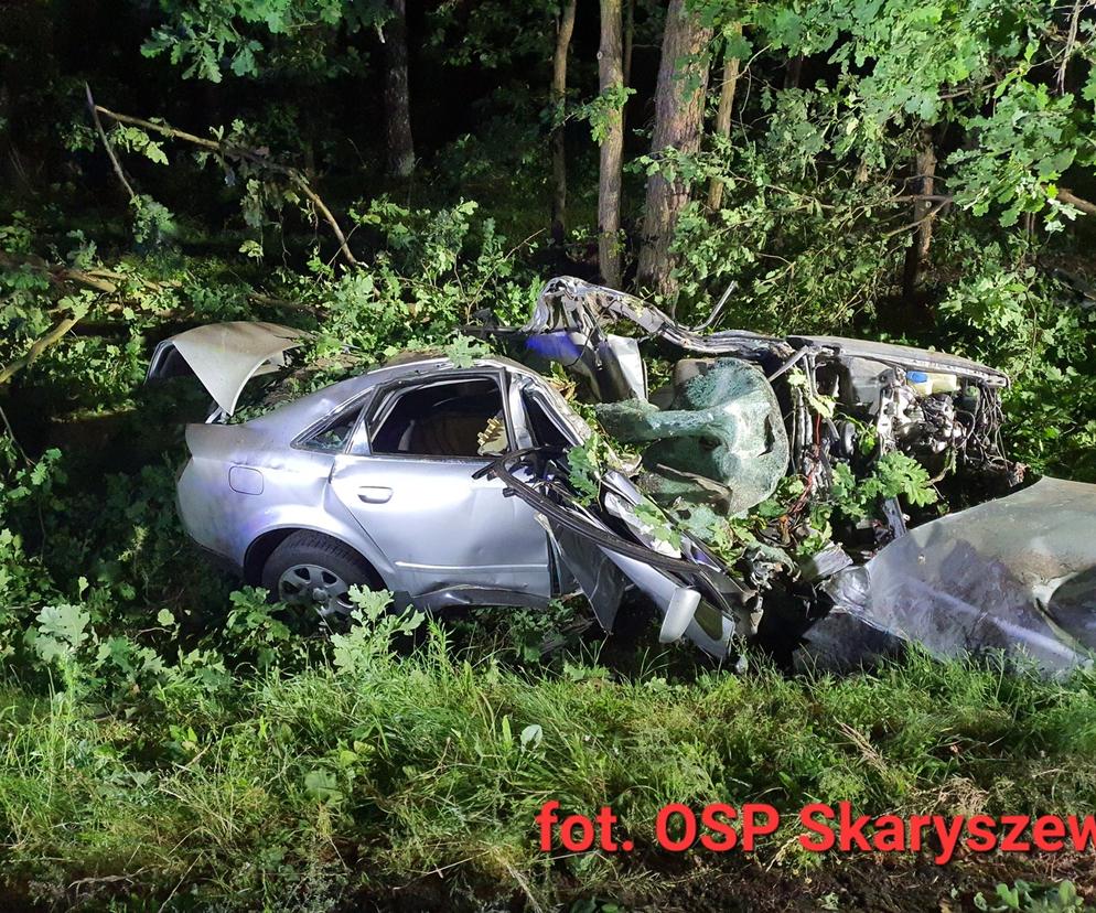 Potworny wypadek pod Radomiem! Kierowca wypadł z audi, które ścięło kilka drzew [ZDJĘCIA]