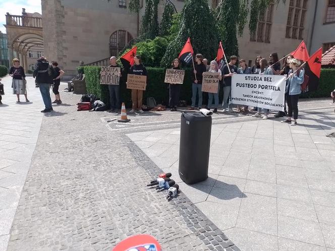 Protest studentów przed rektoratem UAM