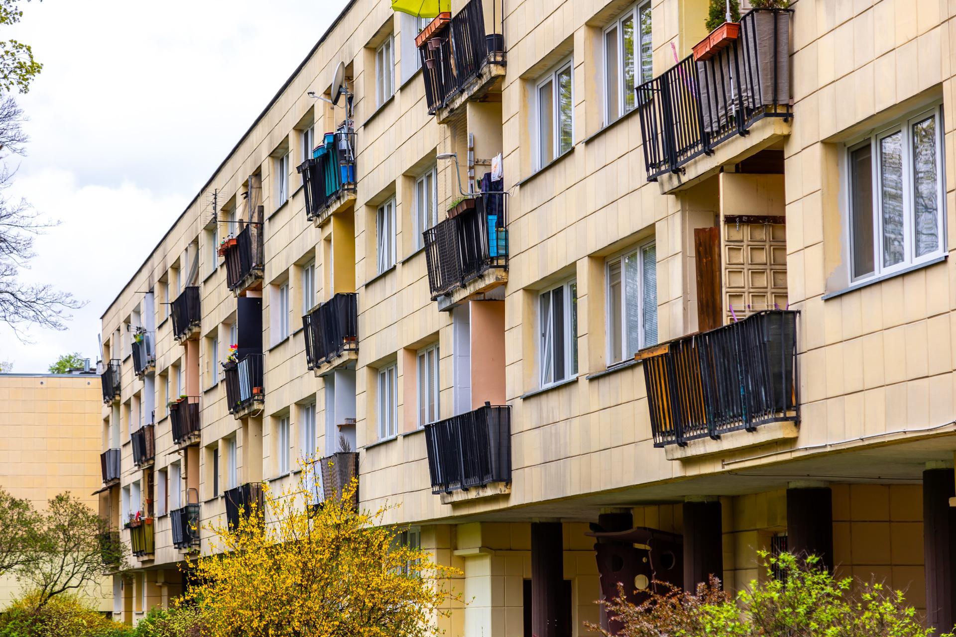 Osiedle WSM Koło II w Warszawie - zdjęcia. Pablo Picasso na ścianie i klatki schodowe typu ser