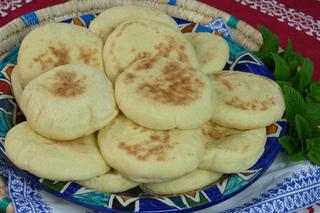 Marokańskie chlebki nadziewane mięsem mielonym - prosty przepis na pyszne batbout z patelni