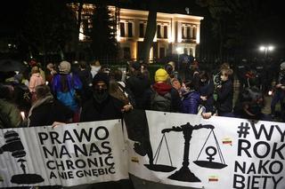 #PiekłoKobiet: Spontaniczny Stajk przed Trybunałem Konstutucyjnym w Warszawie