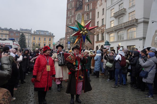 Wystawa szopek na Rynku Głównym w Krakowie przed 82. edycją konkursu