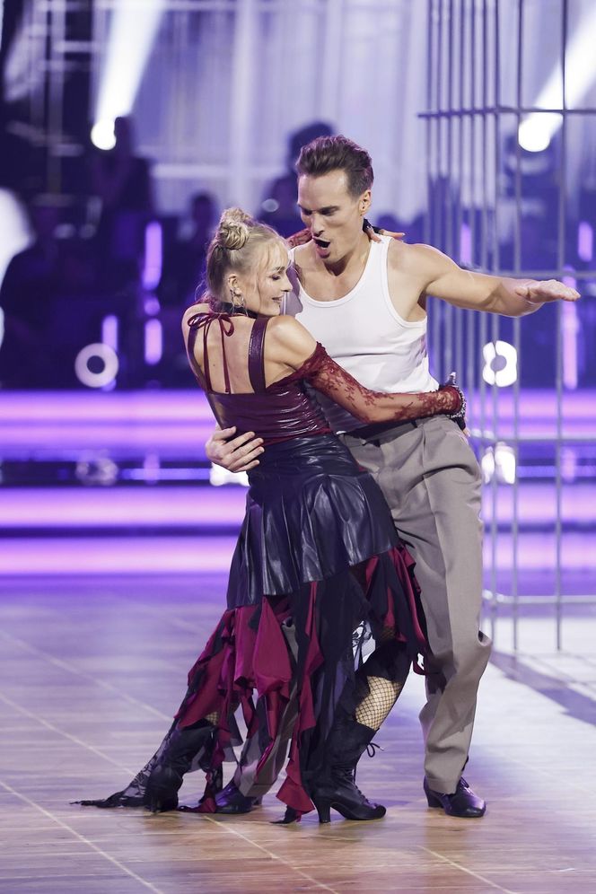 Maurycy Popiel w "Tańcu z Gwiazdami". Partneruje mu Sara Janicka