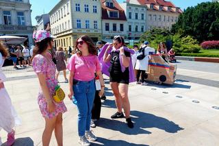 Bydgoscy studenci dotarli na juwenalia ambulansem. Był z kartonu, ale zabawa będzie najprawdziwsza!