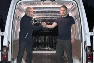  Zaskakujący gest polityka od Tuska! Sam wsiadł za kierownicę i pojechał pomagać powodzianom