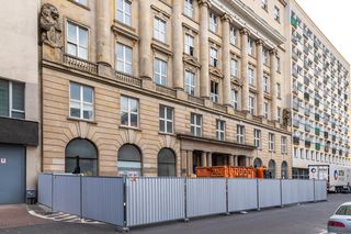 Występował tu tresowany koń, pisuardessy prasowały koszule w toaletach, grube ryby balowały z płotkami na obrotowym parkiecie