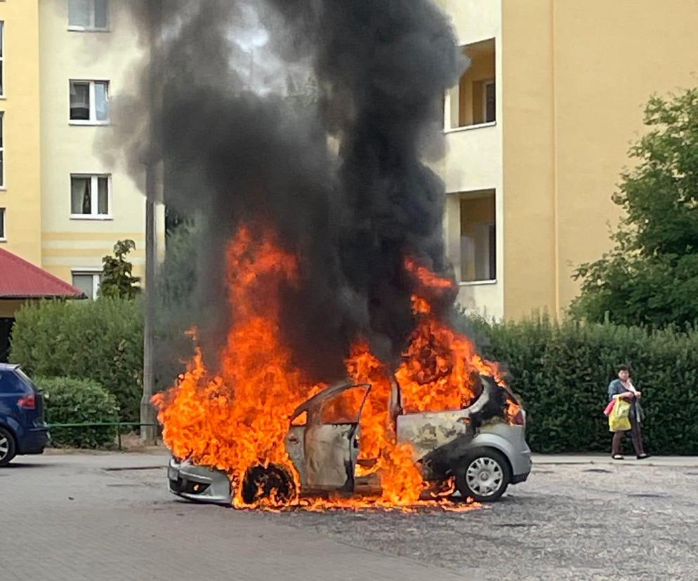 Pożar osobówki w Solcu Kujawskim! Z auta niewiele zostało [ZDJĘCIA]