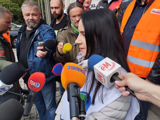 Konferencja prasowa hutników przed Ministerstwem Przemysłu w Katowicach