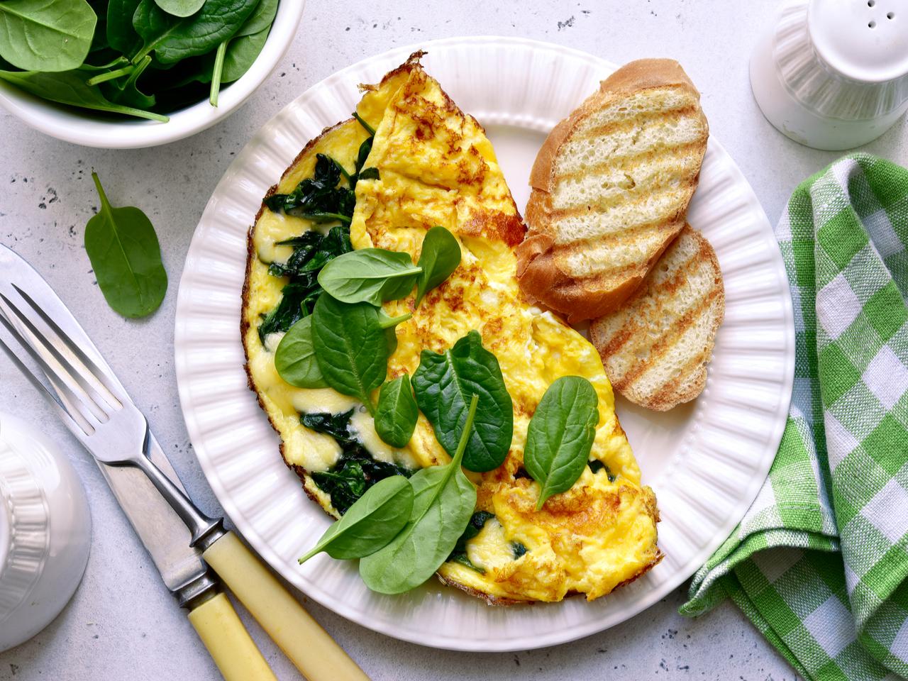 Omlet ze szpinakiem - przepis na wyborne śniadanie