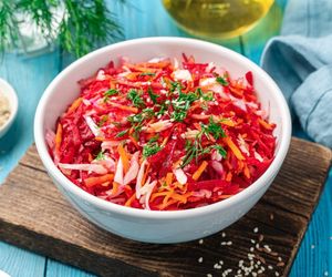 Pyszna i rozgrzewająca. Ta jesienna surówka to idealny dodatek do obiadu