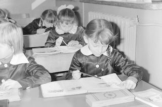 QUIZ PRL. Uczniowie w PRL. Pamiętasz lata szkolne? Komplet punktów tylko dla prymusów!