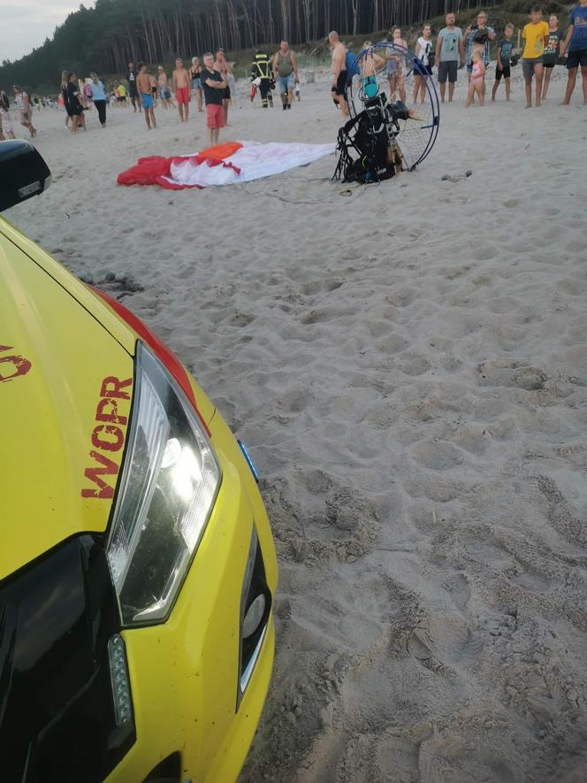 Paralotniarz spadł na plażowiczkę. Groźny wypadek w Chłopach