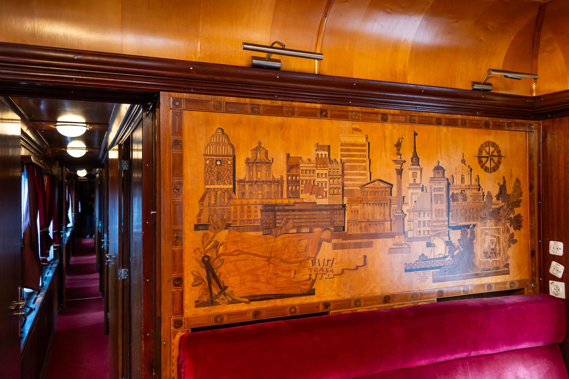 Wagon salonowy - zdjęcia. Zobacz wnętrze wagonu, którym podróżowali najważniejsi politycy z PRL-u