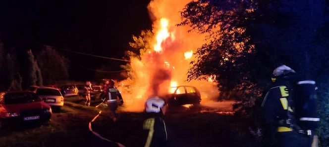 Groźny pożar na Dolnym Śląsku. Ogień strawił budynek i auta osobowe