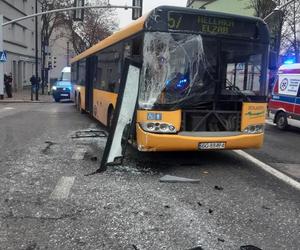 Zderzenie dwóch autobusów na skrzyżowaniu w Gliwicach