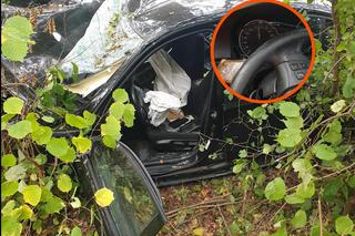 Samochód roztrzaskał się na drzewie. Koszmarne wieści ze szpitala. 22-latek nie żyje 