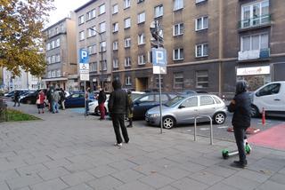 Kraków: w kolejce po test na obecność koronawirusa trzeba czekać nawet kilka godzin