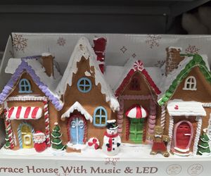 Lato się kończy, a w sklepach już święta Bożego Narodzenia. Klienci w szoku. To przesada!