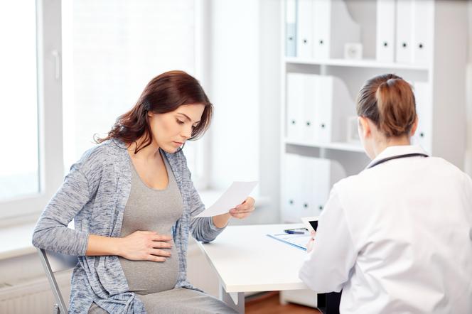 kobieta w ciąży podczas wizyty lekarskiej