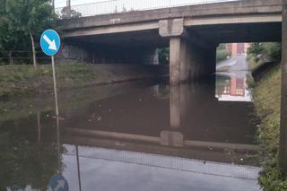 Ulewa w Bydgoszczy. Woda zalała ul. Brzechwy pod wiaduktem kolejowym [ZDJĘCIA]