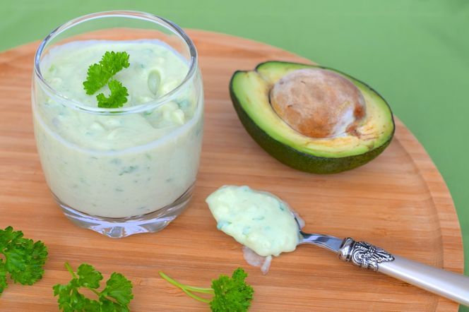 Sos z awokado do sałat i sałatek [przepis na jogurtowy DRESSING]