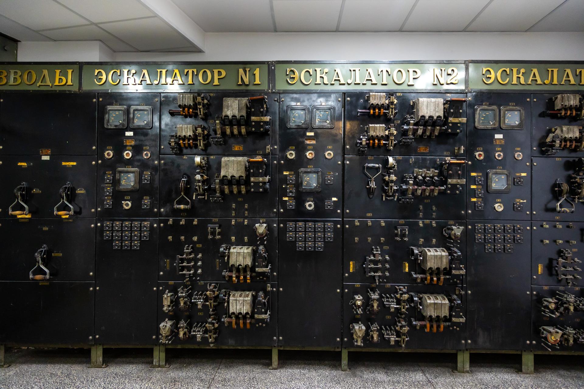 Ruchome schody Trasy W-Z i radziecka tablica sterująca - zobacz zdjęcia wyjątkowego miejsca