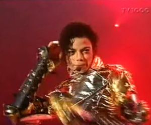 Michael Jackson zmarł 16 lat temu. Gdy odwiedził Polskę, wszyscy wstrzymali oddech. Te zdjęcia zachwycają