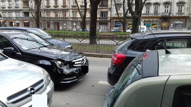 Kraków: Zderzenie dwóch aut na Dietla. Centrum miasta było nieprzejezdne