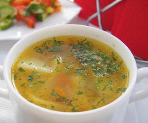 Domowy rosół z młodą włoszczyzną. Przepis na aromatyczną zupę