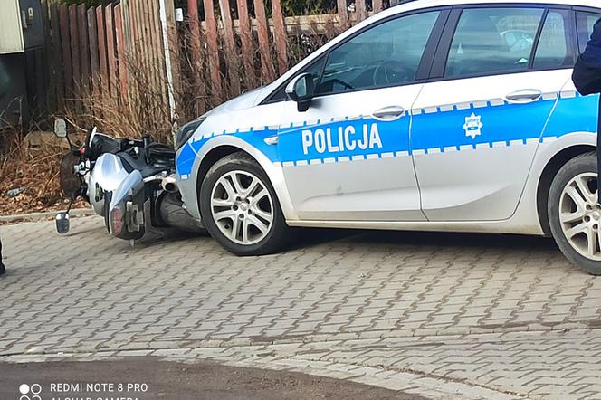 Uszkodzony radiowóz! Pościg za motocyklistą w Starachowicach [ZDJĘCIA]