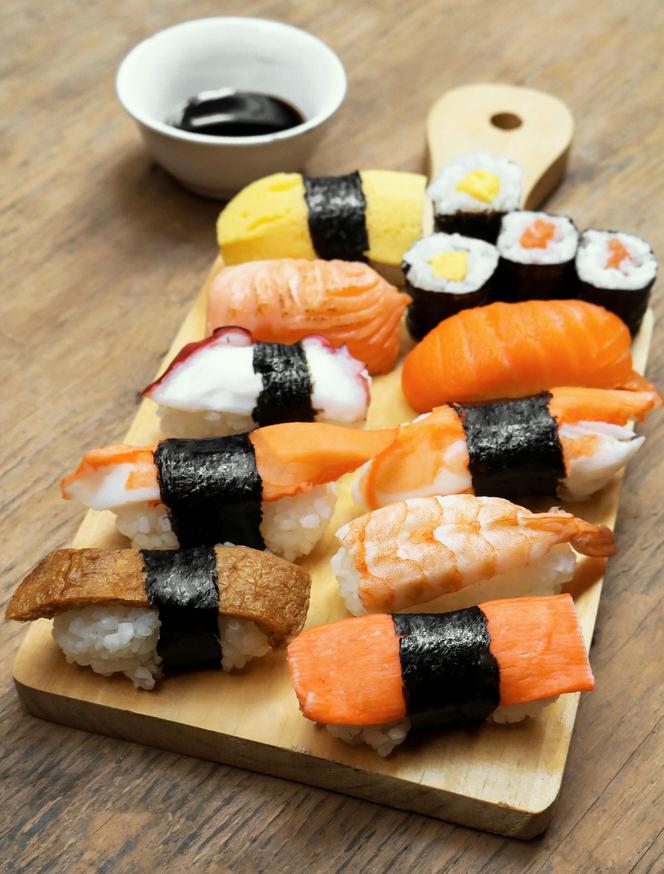Apetyczne sashimi z rybą, krewetką i omletem 